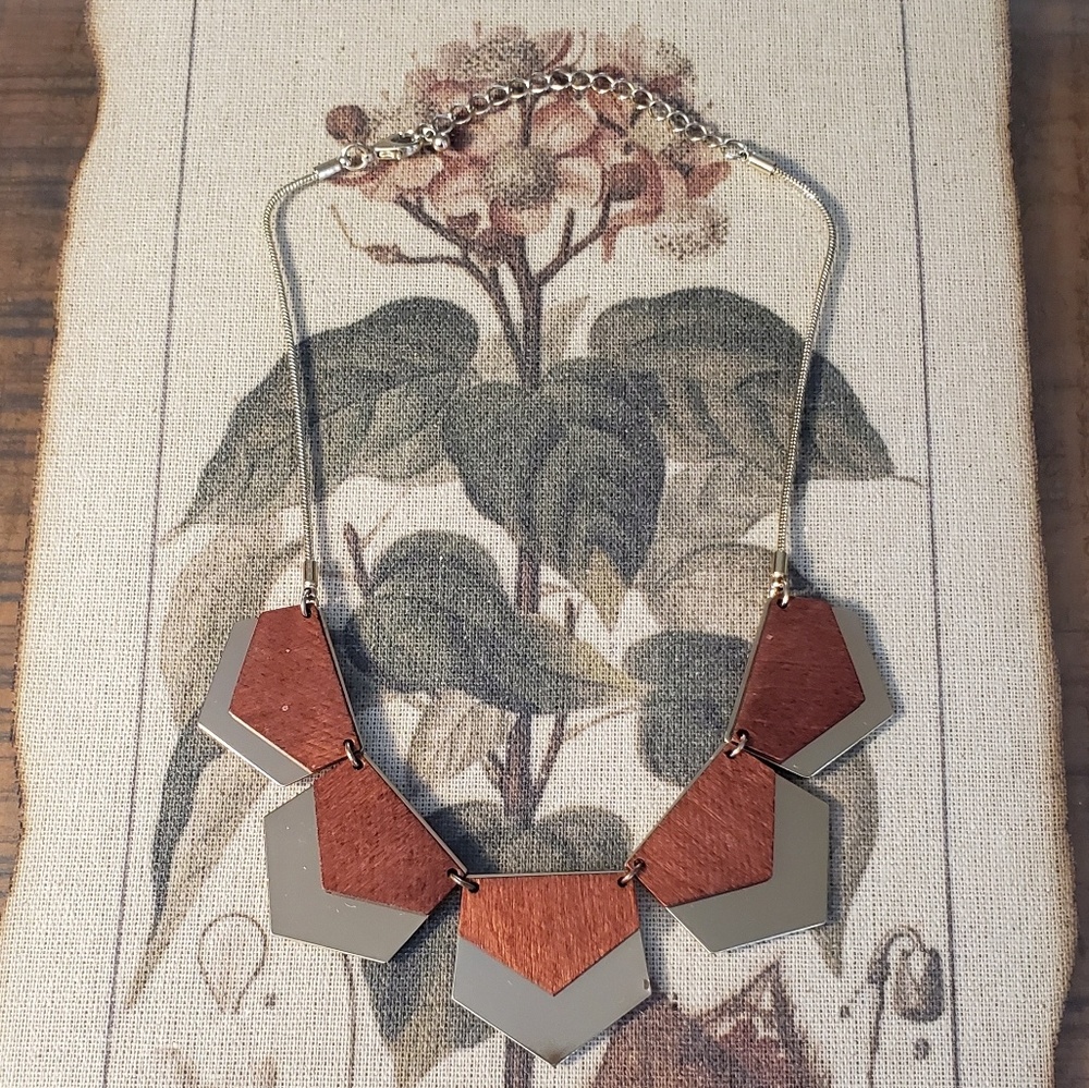 Wood and golden necklace